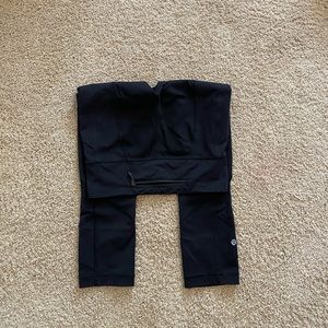 Black Lululemon crop leggings.